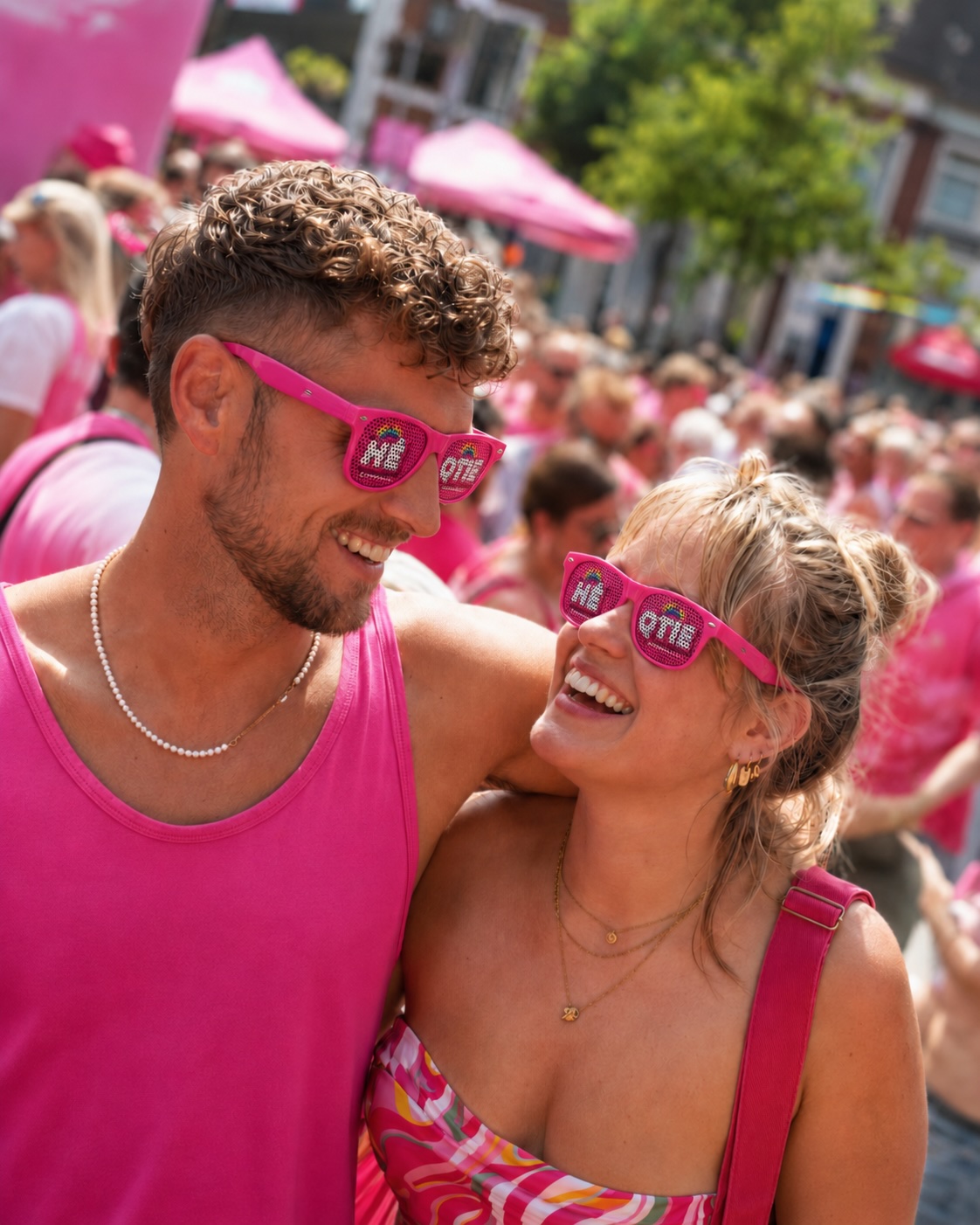 Twee QTIES met roze Hé Qtie zonnebrillen op Roze Maandag